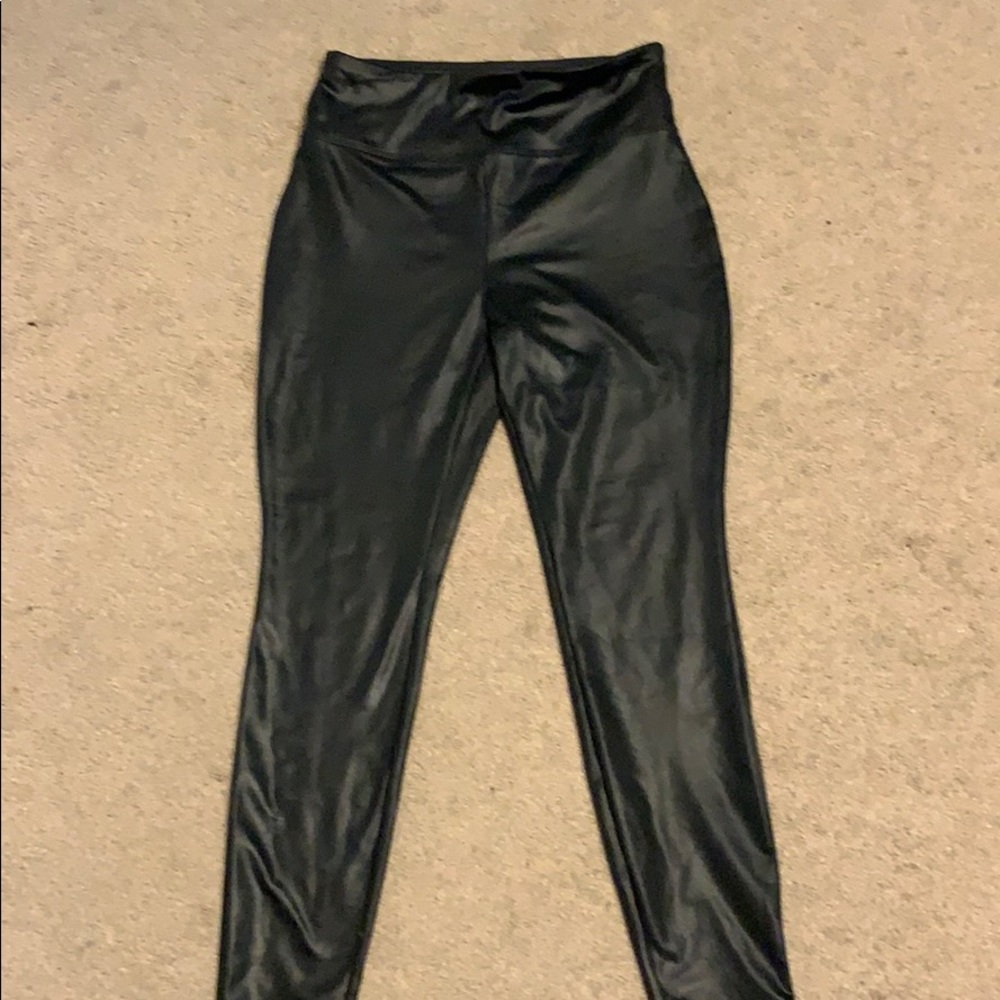 Shiny black leggings